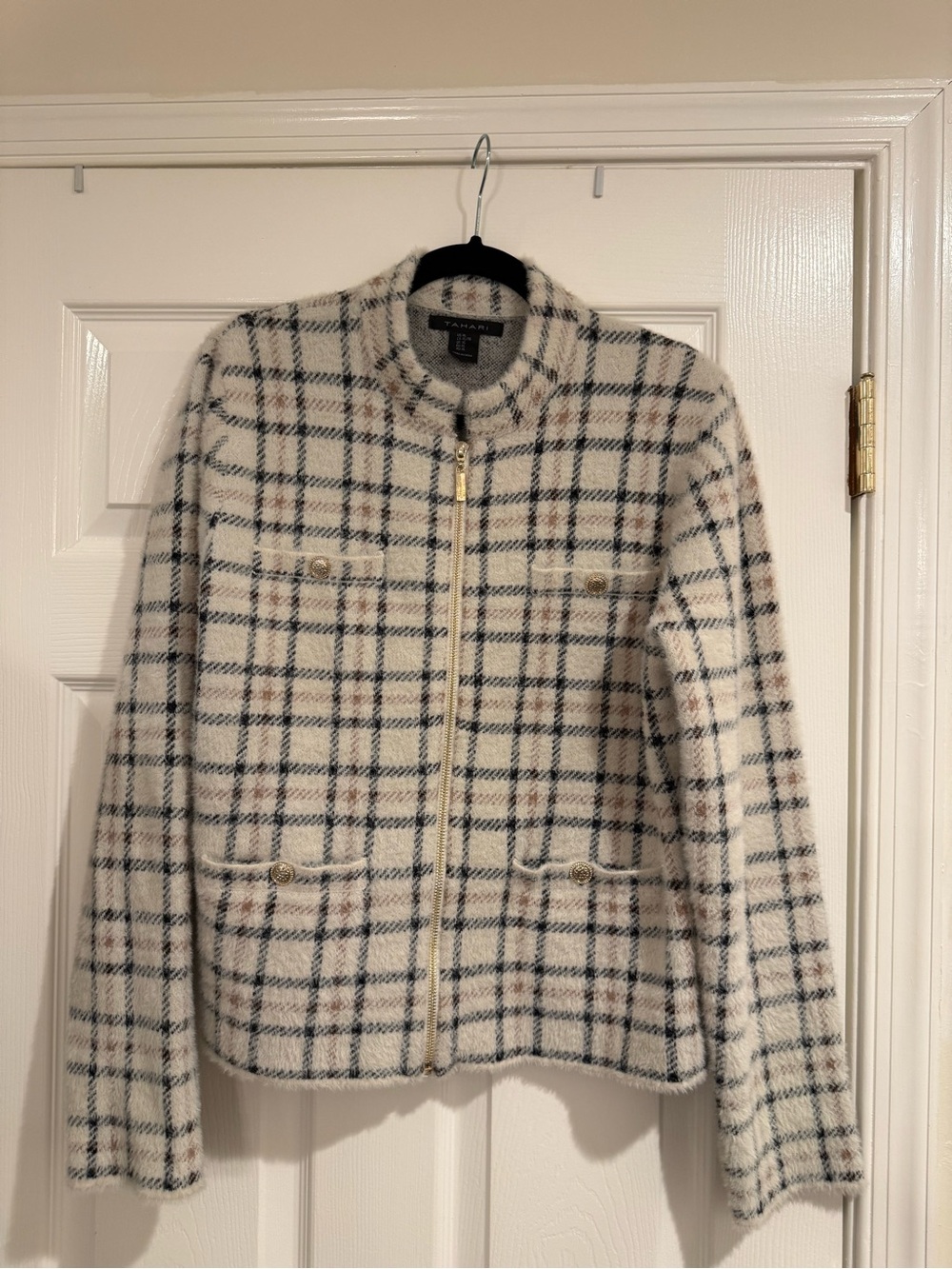 Tahari Womens Plaid Eyelash Knit Zip Front Sweater Jacket Cream
Gold Button XL